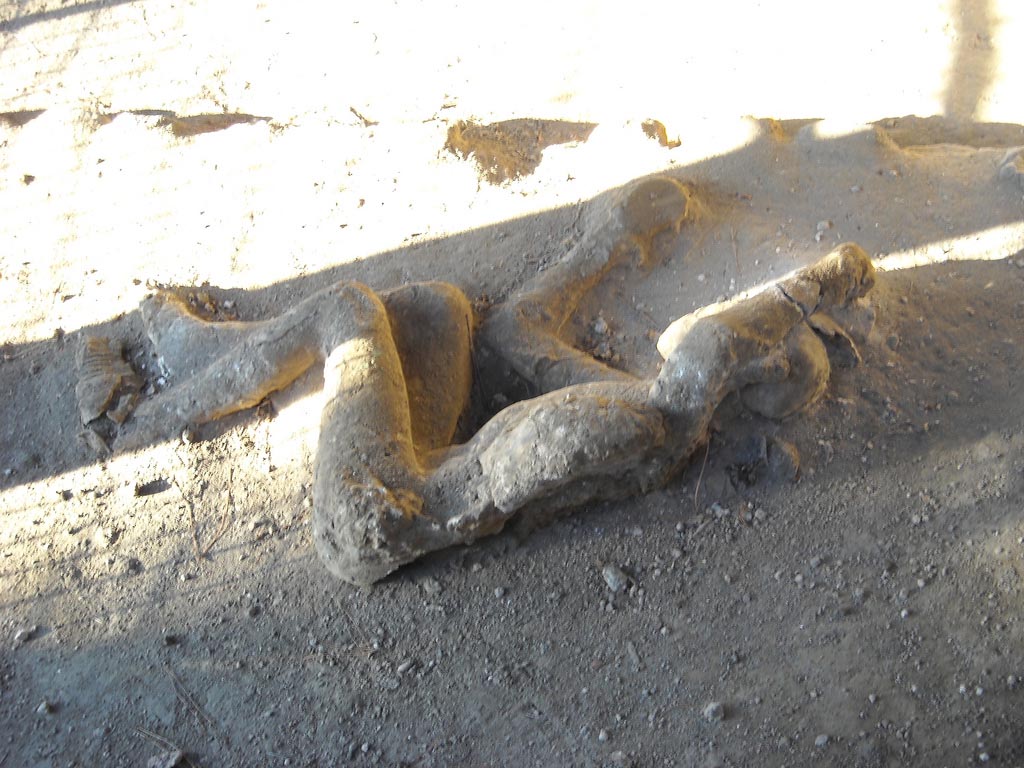 Victim 33. Pompeii, outside Porta Nocera. Rear view of plaster cast of a fourth fleeing victim found in April 1957. 