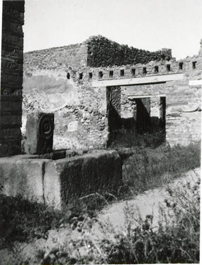10223-warscher-codex-141-640.jpg
Fountain at 1.5.2, Pompeii. 1936, taken by Tatiana Warscher. 
Looking north-west across fountain towards entrance doorway of I.2.23 on Vicolo del Conciapelle. See Warscher T., 1936. Codex Topographicus Pompeianus: Regio I.1, I.5. (no. 35), or Reg. I.2 (no.42), Rome: DAIR, whose copyright it remains.


