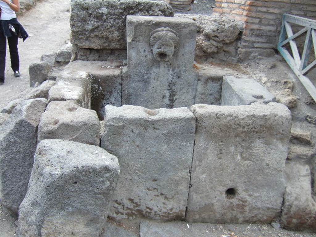 I.13.10 Pompeii.  May 2006.  Fountain on the corner of Via di Castricio and Via di Nocera.