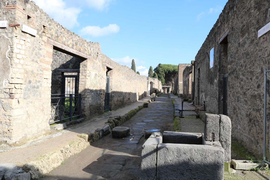 Fountain outside I.16.4, Pompeii. September 2015. With restored fountain head.