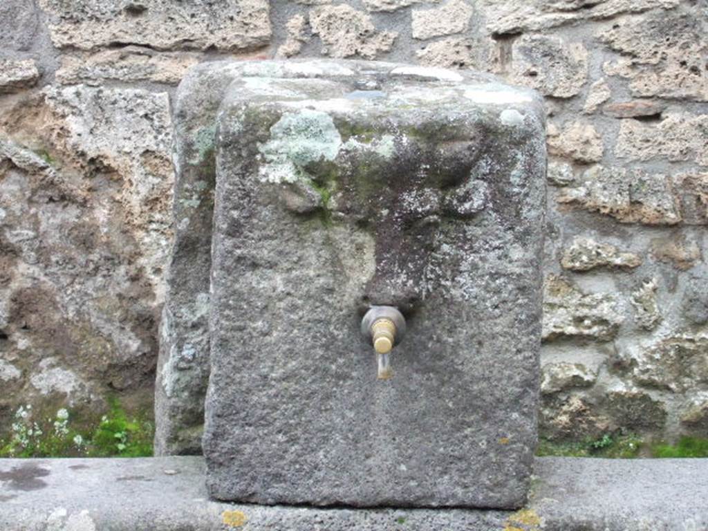 Fountain on Via dell’ Abbondanza between II.1.2 and II.1.3. December 2005. Relief of head of bull or ox.
