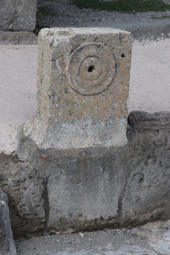 V.1.3 Pompeii. September 2017. Looking north at fountain between V.1.3 and V.1.4. with detail of relief of “patera” or plate.
Photo courtesy of Klaus Heese.
