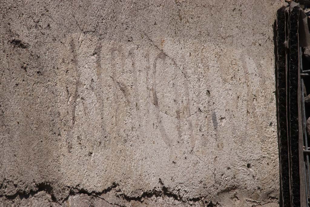 V.8, Pompeii. September 2021. 
Looking north towards painted graffiti on east end of south wall near the street shrine, on north side of Vicolo delle Nozze d’Argento. 
Photo courtesy of Klaus Heese.
