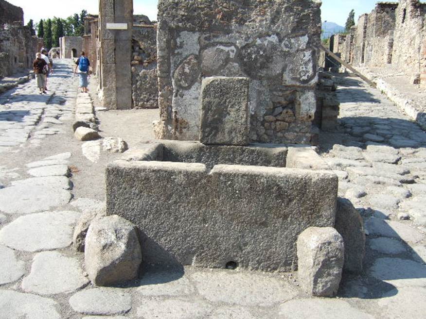 Pompeii. Fountain at VI.1.19. September 2005. Looking north.