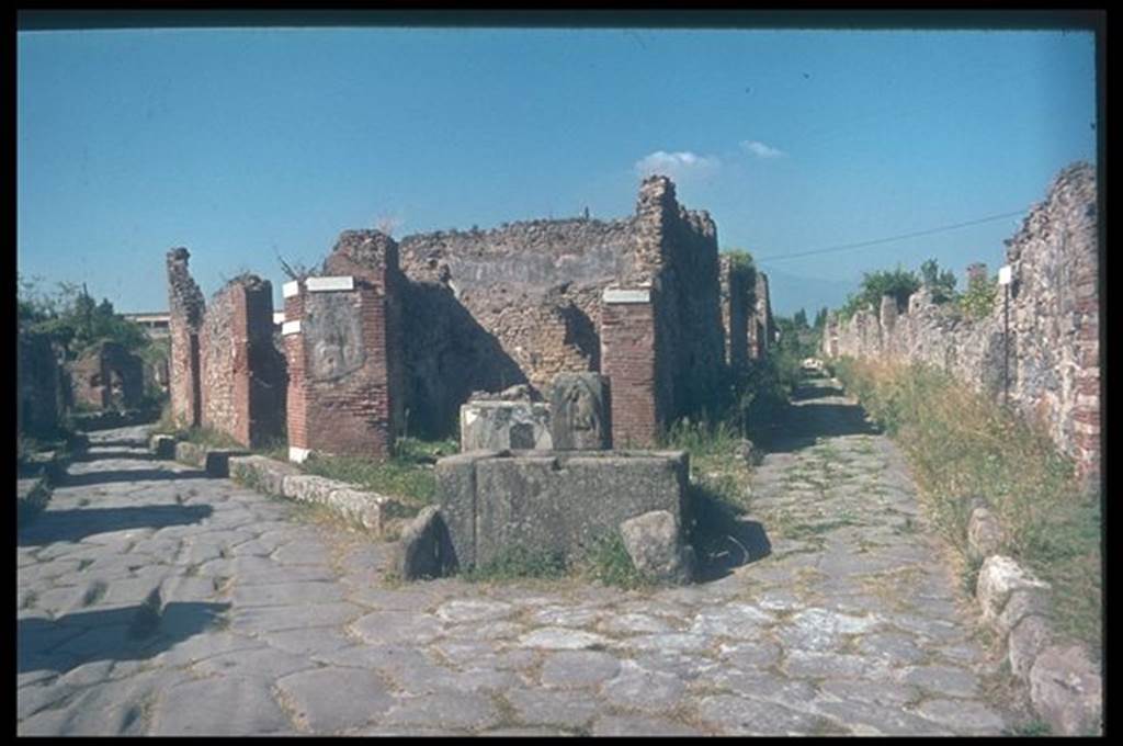 Fountain outside VI.3.20 Pompeii, at junction of Via Consolare and Vicolo di Modesto.
Photographed 1970-79 by Günther Einhorn, picture courtesy of his son Ralf Einhorn.
