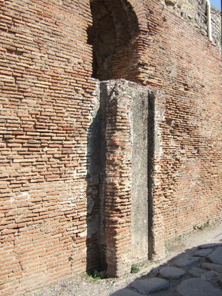 VII.5.8 Pompeii.  Side wall.  Remains of water tower with lead basin in niche.