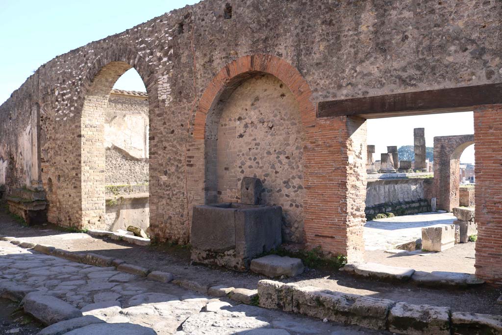 Fountain next to VII.7.26 on outside north wall of VII.8 Forum. December 2018. 
Looking south to fountain between Forum entrances, on Vicolo dei Soprastanti. Photo courtesy of Aude Durand.
