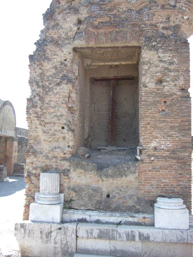 Fountain in arch at north-east corner of Forum, May 2006. Looking south into niche with fluted columns and marble at front.