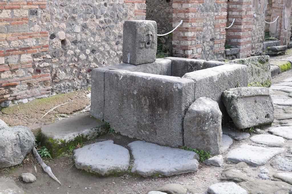 Fountain outside at VII.11.5 on Vicolo della Maschera, Pompeii. December 2018. Looking south-east. Photo courtesy of Aude Durand.
