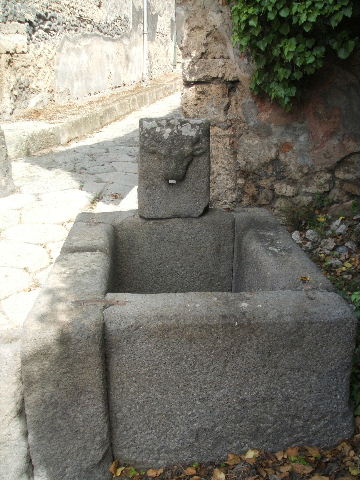 Pompeii. Fountain on Vicolo di Tesmo outside IX.7.17. December 2005.