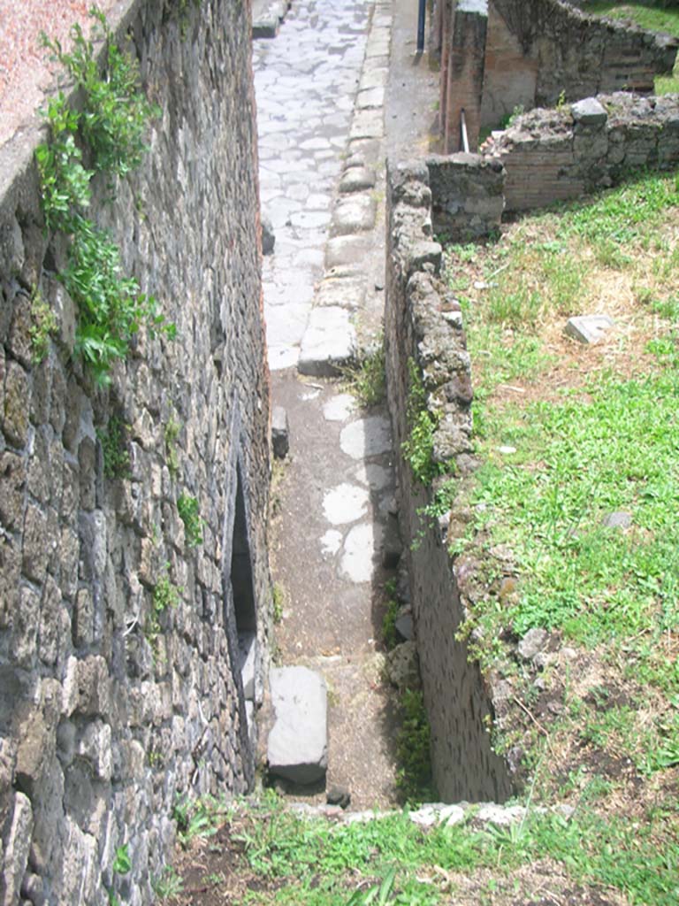 Castellum Aquae Pompeii. April 2015. Looking east along water channel.
Photo courtesy of Sharon M. Wolf.
