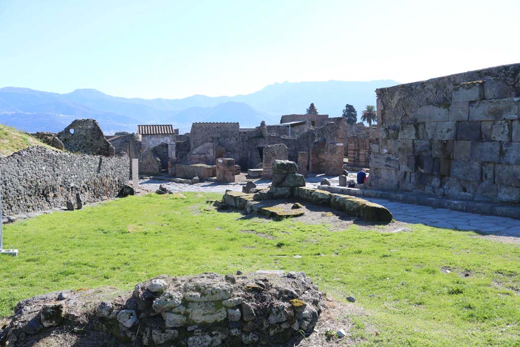 Pompeii Porta del Vesuvio, on right. December 2018. 
Looking south-west from north side of the Vesuvian Gate, towards Via del Vesuvio, centre left. Photo courtesy of Aude Durand.

