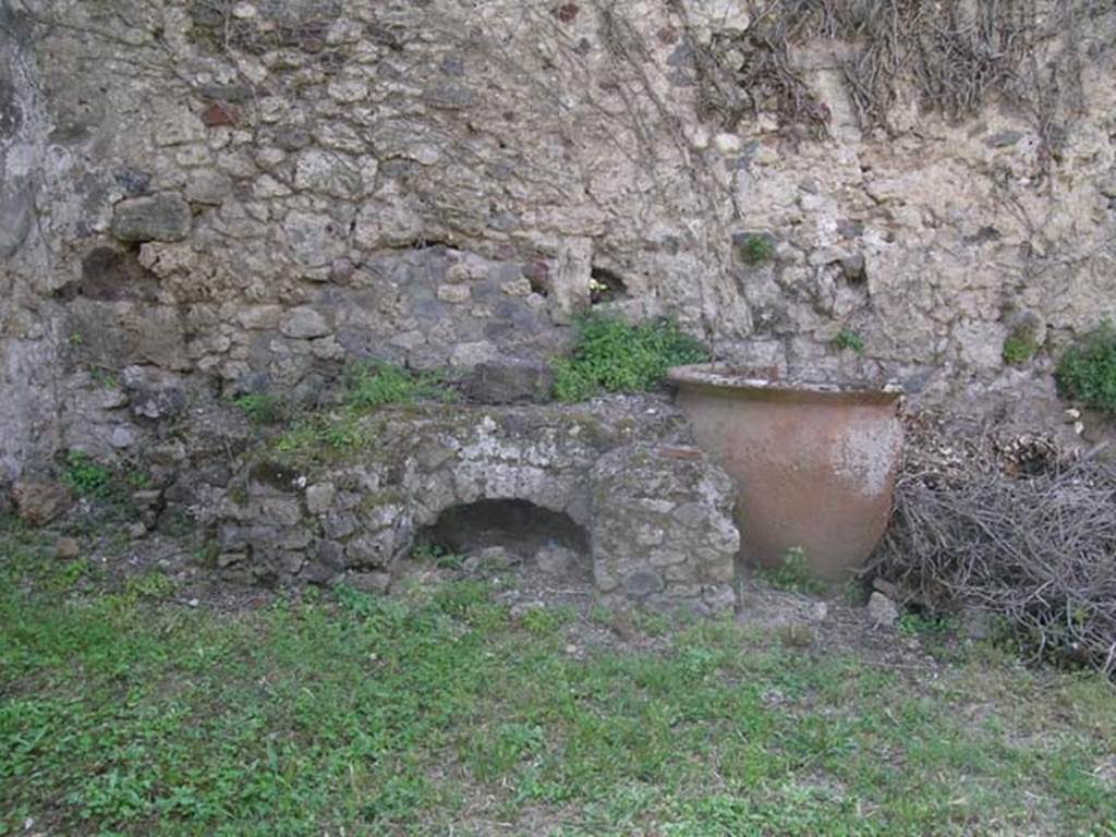 VII.12.10 Pompeii. June 2005. West side of rear area/yard, masonry bench and dolia. Photo courtesy of Nicolas Monteix.