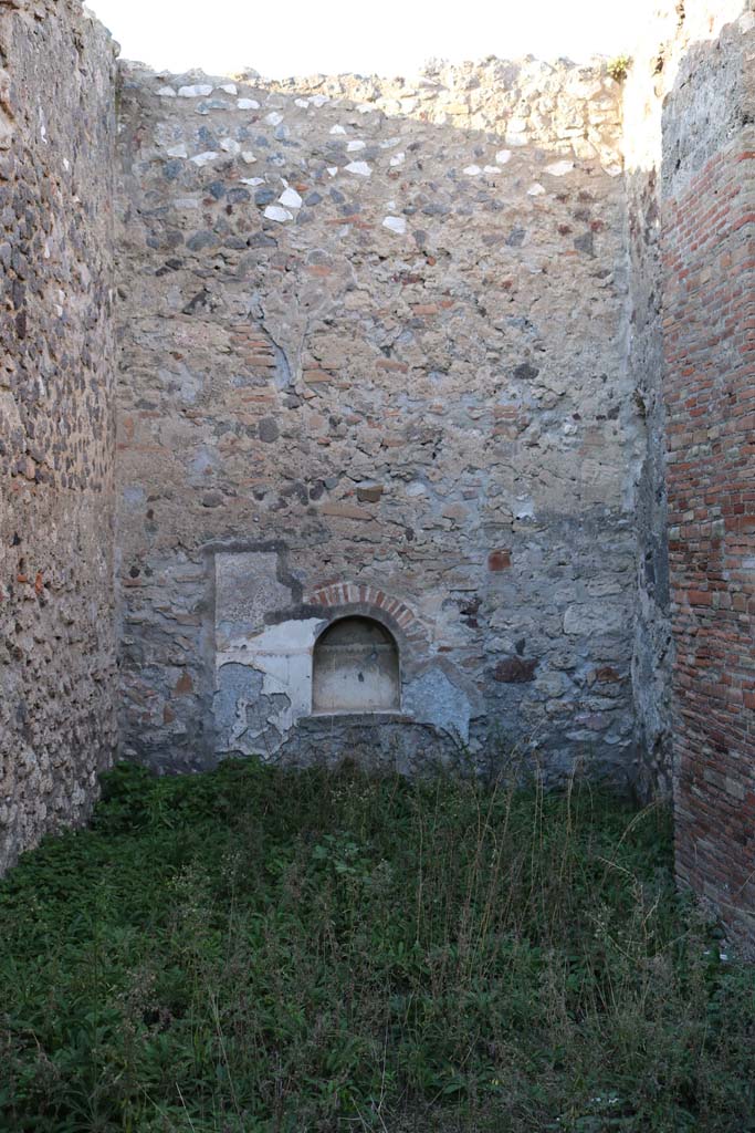 VII.15.8, Pompeii. December 2018. 
North wall of garden area, with niche. Photo courtesy of Aude Durand.

