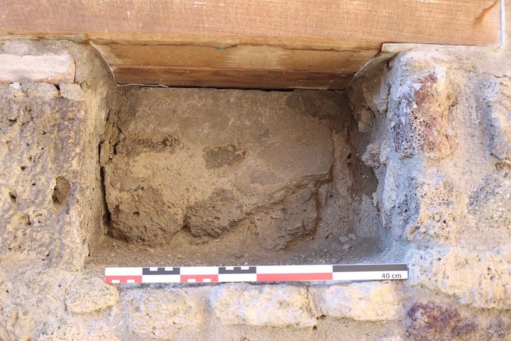 IX.1.3/33 Pompeii. December 2018. Detail of niche in west wall. Photo courtesy of Aude Durand.