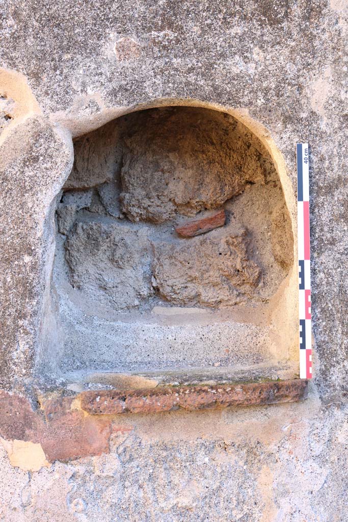 IX.1.25 Pompeii. December 2018. Detail of niche set into east wall. Photo courtesy of Aude Durand.