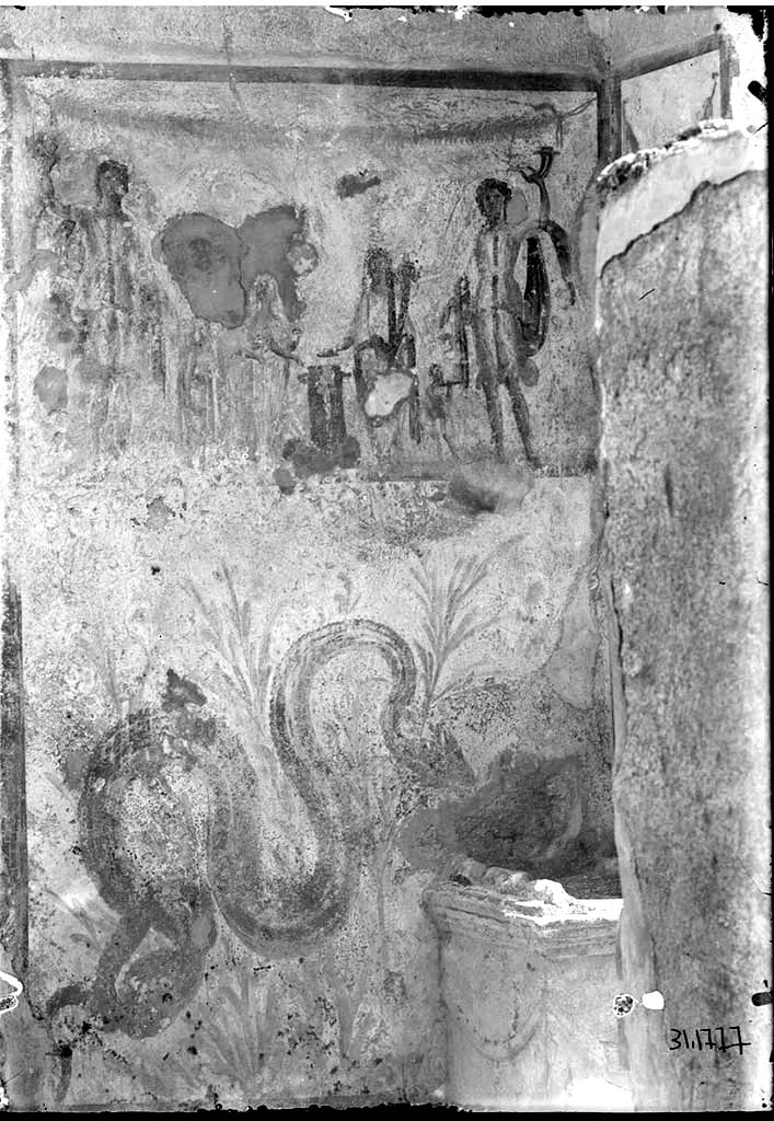 IX.5.2 Pompeii. 1931. 
Corridor ‘w’, household shrine at the doorway to kitchen ‘s’ and adjacent to entrance IX.5.22.
DAIR 31.1777. Photo © Deutsches Archäologisches Institut, Abteilung Rom, Arkiv. 


