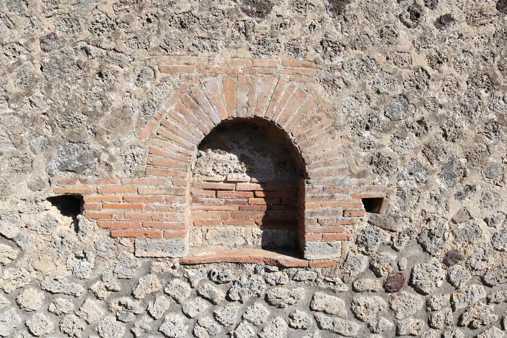 IX.5.6 Pompeii. February 2020. Room u, looking towards niche on east wall in garden area. Photo courtesy of Aude Durand.