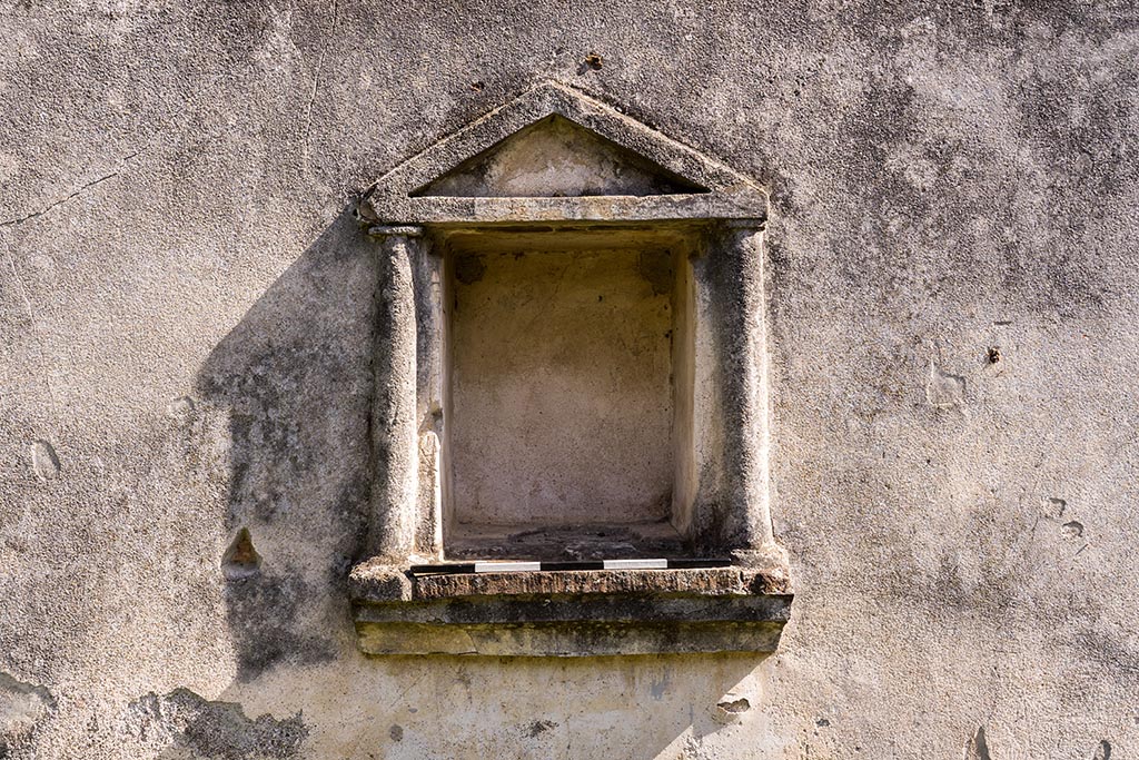 IX.7.20 Pompeii. April 2022. Rectangular niche in atrium with stucco aedicula facade. Photo courtesy of Johannes Eber.

