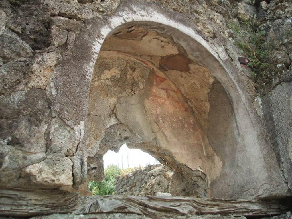 IX.8.b Pompeii. May 2005. Lararium niche on the south wall, in the south-west corner of the atrium.
According to Boyce, this large arched niche had its inside walls decorated with a painted pattern representing blocks of coloured marble.
The report in the Not. Scavi, called it “la nicchia dei Penati” .
See Notizie degli Scavi di Antichità, 1880, p. 185.
See Boyce G. K., 1937. Corpus of the Lararia of Pompeii. Rome: MAAR 14. (p.90, no.451) 
