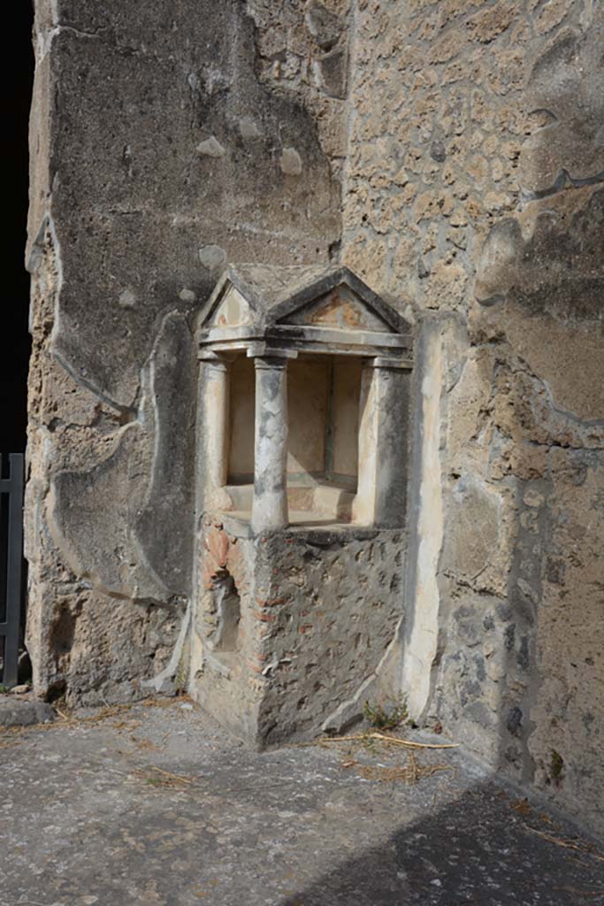 IX.14.4 Pompeii. September 2019. North-west corner of atrium with lararium shrine 32. 
Foto Annette Haug, ERC Grant 681269 DÉCOR.

