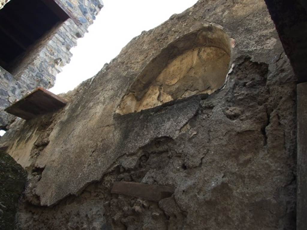 .10.5 Pompeii. December 2007. Stairs to upper floor with niche on west wall of stairs.
According to Boyce, the stairs led up to an apartment on the upper floor.
This large arched niche (h.0.65, w.1,77, d.0.15, h. above the third step 1.22) was above the third step of the stairs.
It was coated with successive layers of stucco, of which the last was white.
It was decorated with painted red and yellow flowers and a green festoon.
See Not. Scavi, 1934, 276.
See Boyce G. K., 1937. Corpus of the Lararia of Pompeii. Rome: MAAR 14. (p. 29, no. 54)

