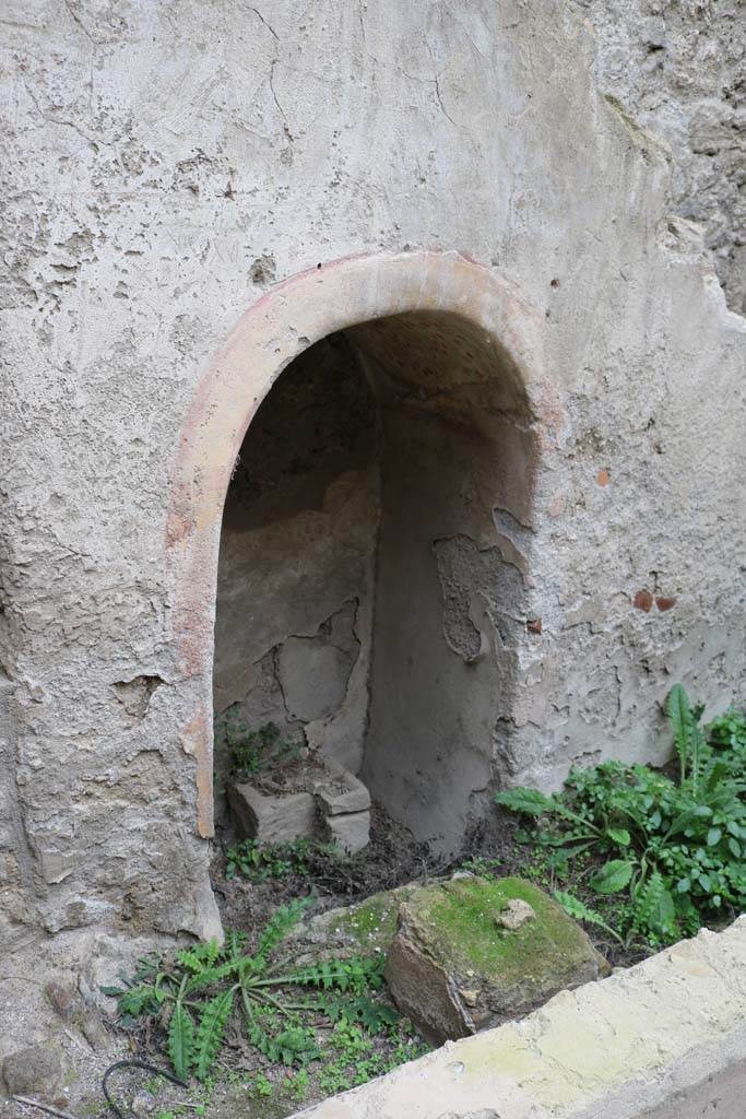 I.12.5 Pompeii. December 2018. 
Smallest arch/alcove under stairs against east wall of garden area. 
This was used as a lararium, in front of it was a pedestal and a small tufa altar. Photo courtesy of Aude Durand.

