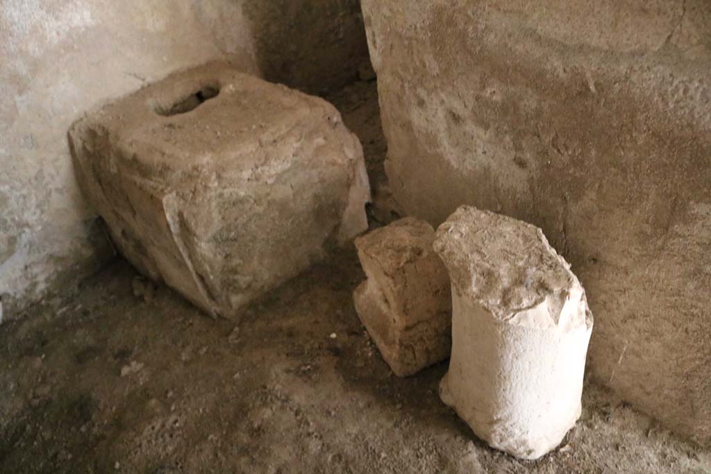 II.3.3 Pompeii. December 2018. Objects in sacrarium. Photo courtesy of Aude Durand.