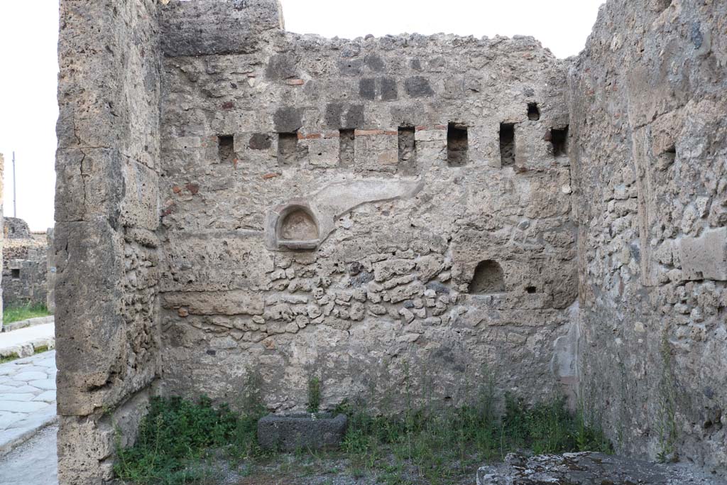 VI.13.7 Pompeii. December 2018. Looking towards west wall of shop. Photo courtesy of Aude Durand.