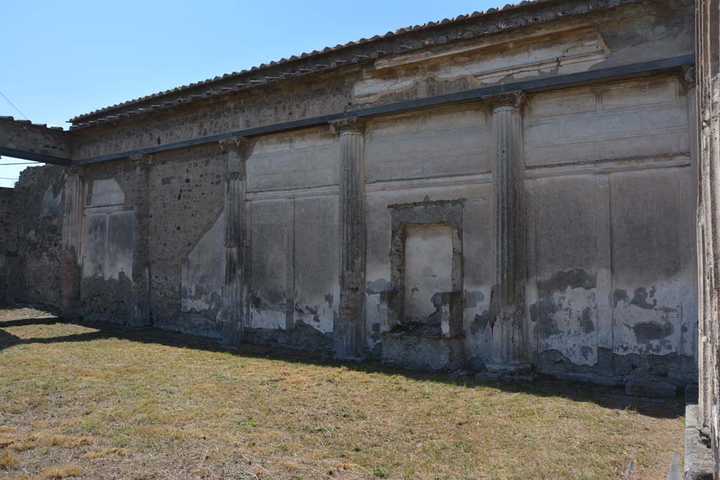 VII.4.57 Pompeii. September 2019. Looking towards west wall of peristyle.
Foto Annette Haug, ERC Grant 681269 DÉCOR.

