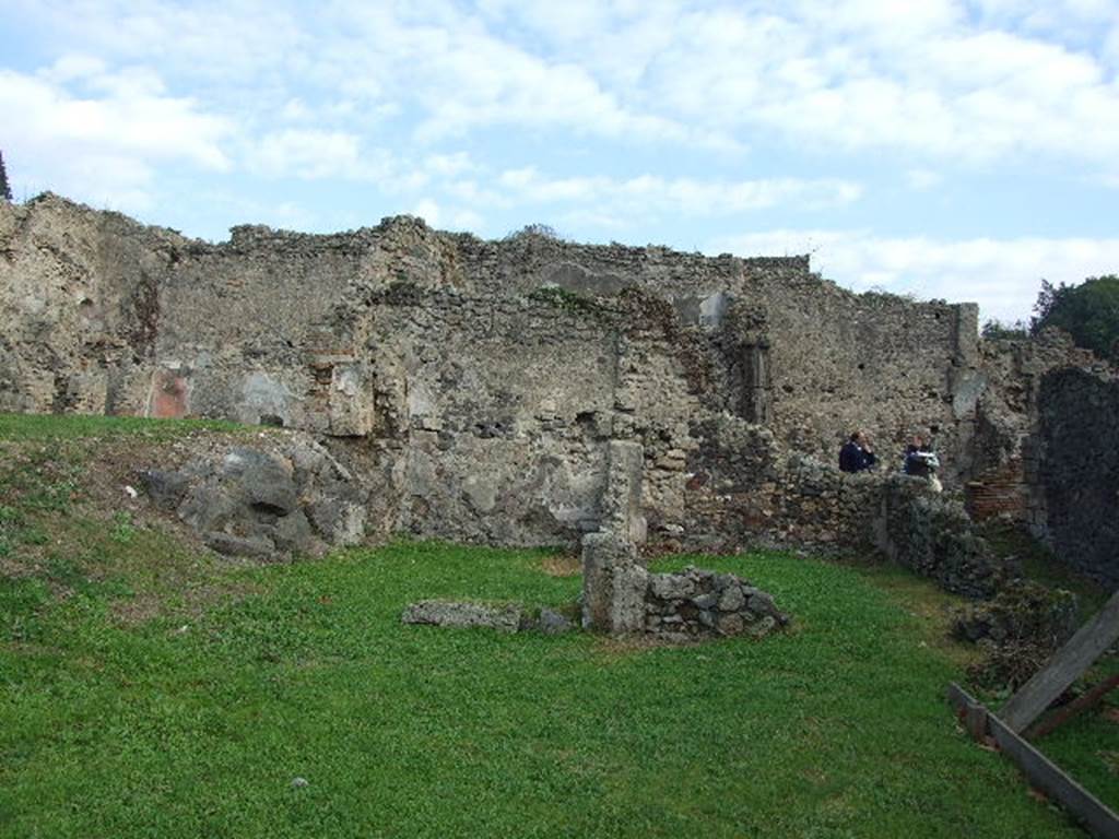 I.2.3 Pompeii. December 2006. Looking east across Atrium. The Triclinium, left, contains a large block of Vesuvian lava from pre-historic times. The Tablinum and the corridor to the garden are on the right hand side of the picture.

