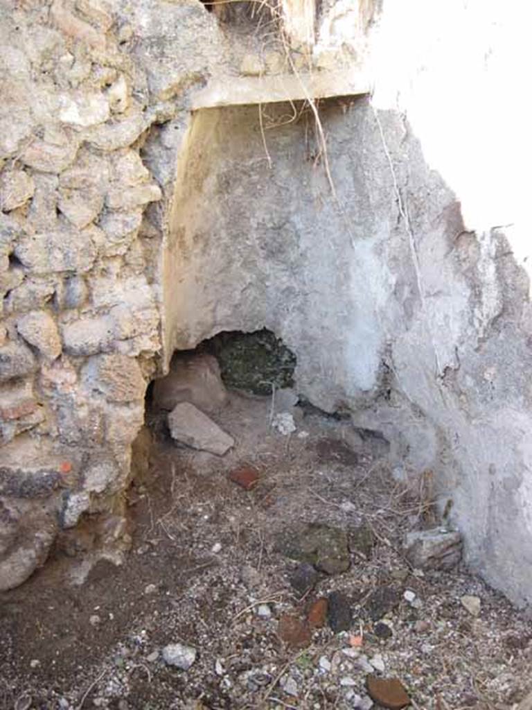 1.2.6 Pompeii. September 2010. Detail of feature (latrine?), in north-east corner. Photo courtesy of Drew Baker
