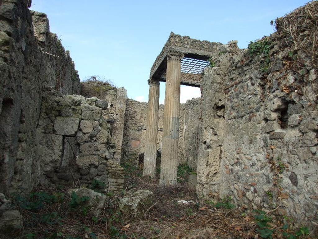 I.2.29  Thermopolium of Polybius.   Looking through to atrium of I.2.28.  December 2006.