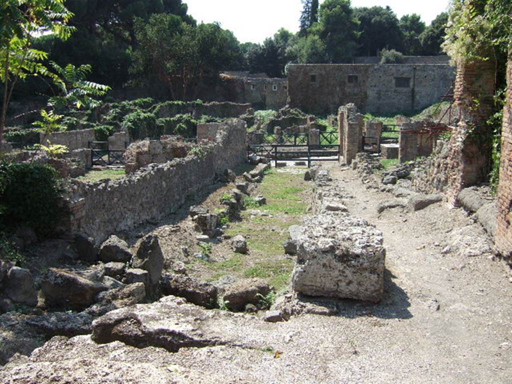 I.1 Pompeii. September 2005. Vicolo del Conciapelle, looking west. (I.2.29 with remains of steps, on right.)

