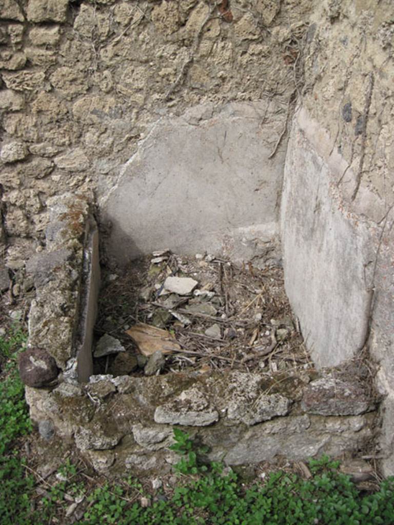 I.3.27 Pompeii. September 2010. Looking north at detail of waterproofed basin in north-east corner. Photo courtesy of Drew Baker.
