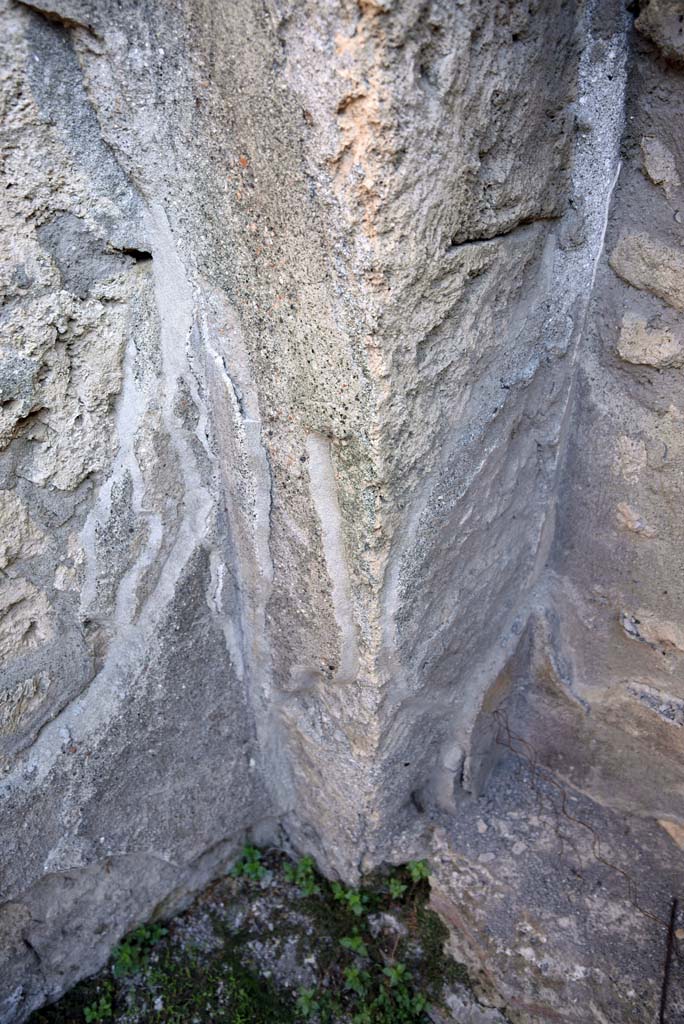 I.4.25/1.4.5 Pompeii. October 2019. Cubiculum 8, detail from north end of recess/niche.
Foto Tobias Busen, ERC Grant 681269 DCOR.
