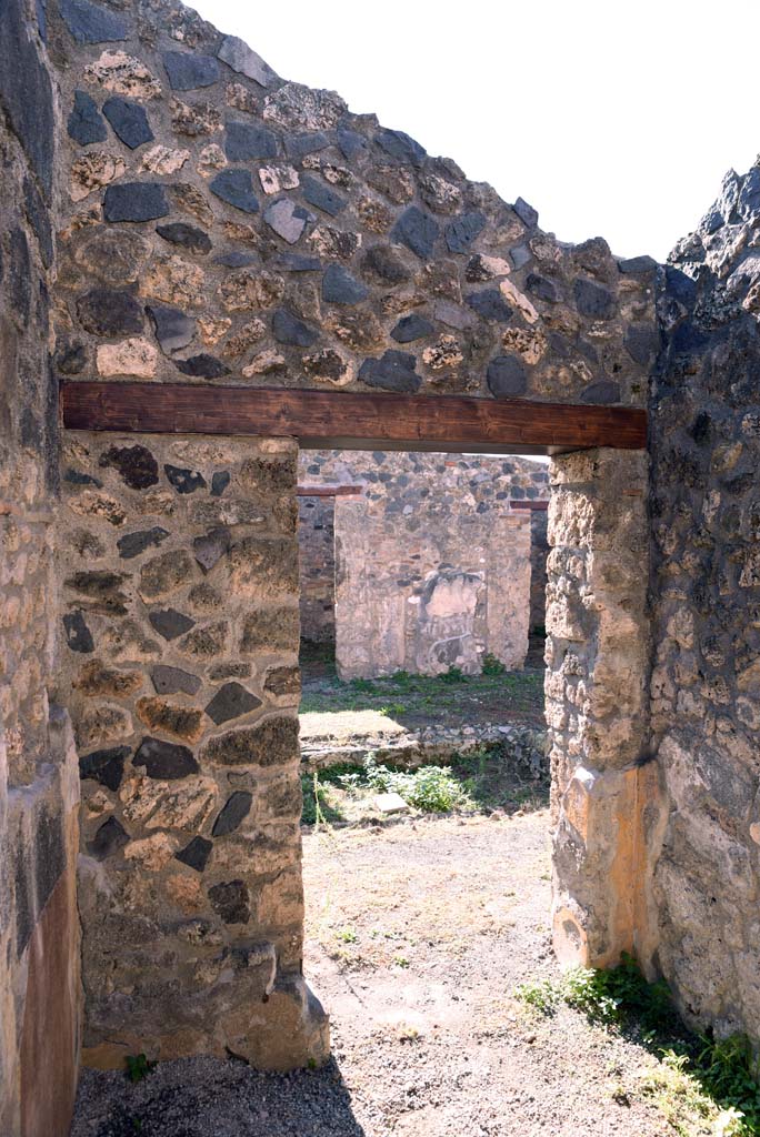 I.4.25/1.4.5 Pompeii. October 2019. Cubiculum 11, looking south towards doorway to atrium 6.
Foto Tobias Busen, ERC Grant 681269 DCOR.
