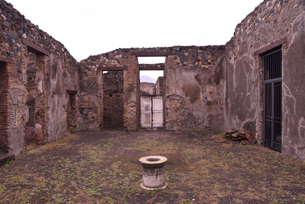 I.4.25 Pompeii. September 2019. Room 47, looking north across impluvium in atrium.
Foto Tobias Busen, ERC Grant 681269 DÉCOR.
