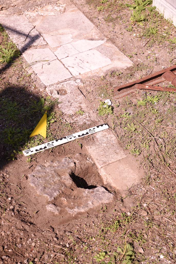 I.4.25 Pompeii. October 2019. Room 35, detail of doorway threshold, centre.
Foto Tobias Busen, ERC Grant 681269 DÉCOR.

