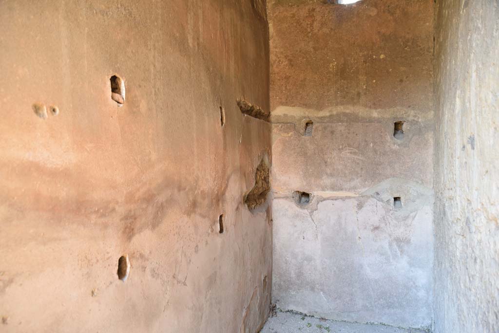 I.4.25 Pompeii. September 2020. Room 24, looking along north wall towards east wall.   
Foto Tobias Busen, ERC Grant 681269 DCOR.

