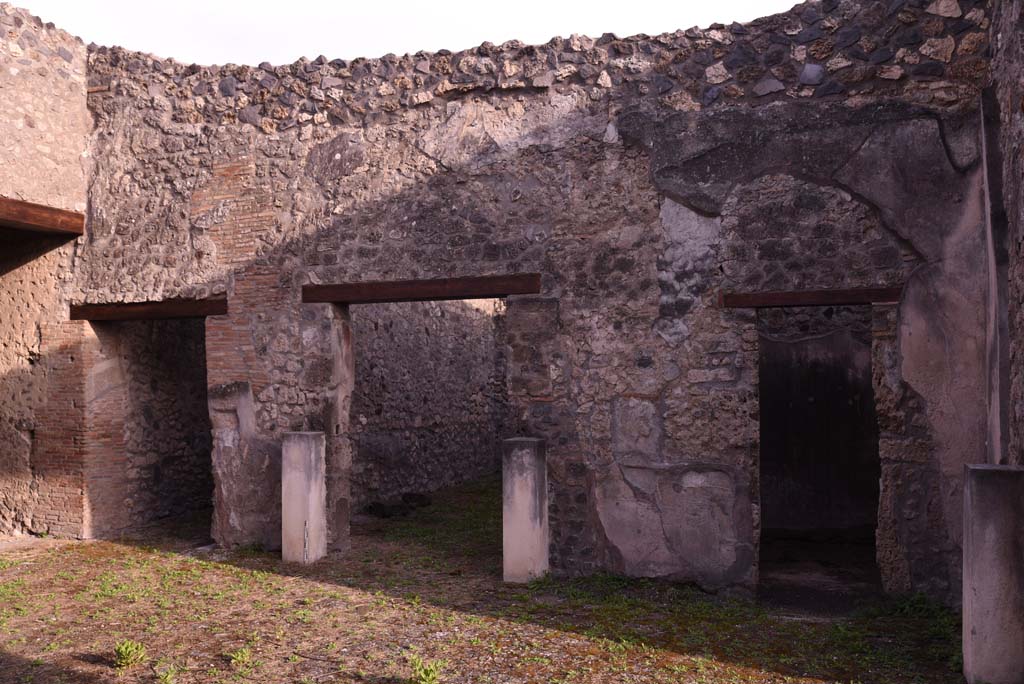 I.4.25 Pompeii. October 2019. 
Room 21, looking towards south wall, with doorway to an unnumbered room next to room 30 (? room 66), cubiculum, on right.
Foto Tobias Busen, ERC Grant 681269 DCOR.
