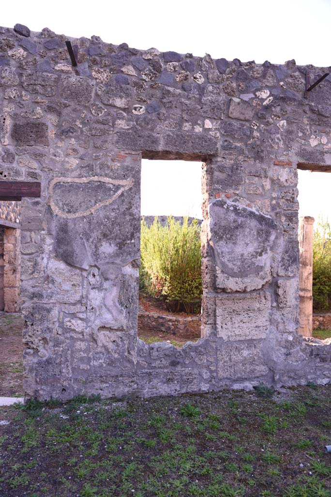 I.4.25 Pompeii. October 2020. 
Middle Peristyle 17, looking south towards detail of window on west of doorway to Lower Peristyle 32. 
Foto Tobias Busen, ERC Grant 681269 DÉCOR
