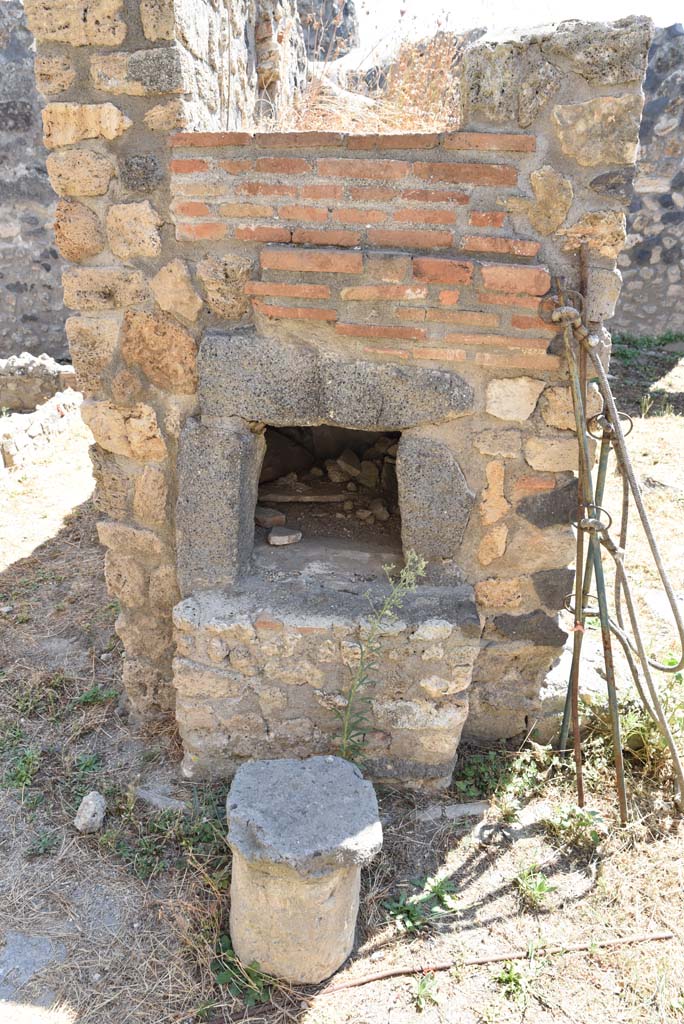 I.4.25/I.4.5 Pompeii. September 2020. Kitchen 42, detail of oven.
Foto Tobias Busen, ERC Grant 681269 DCOR.

