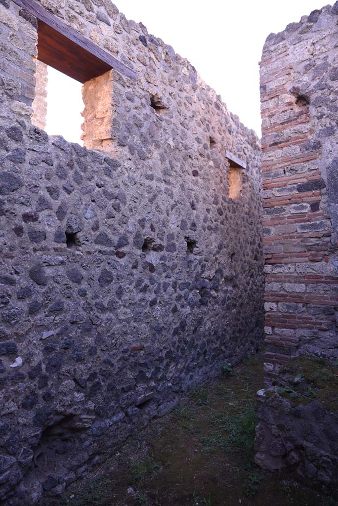 I.4.25 Pompeii. October 2019. Room 64, looking south along east wall of corridor linking two parts of room.
Foto Tobias Busen, ERC Grant 681269 DCOR.

