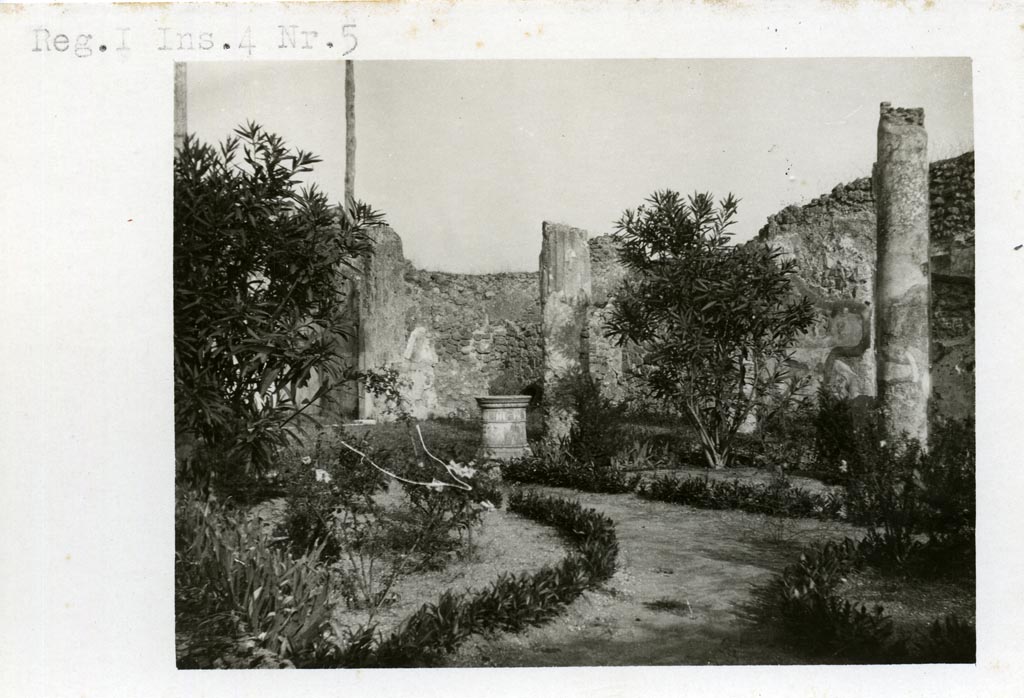 I.4.5/I.4.25 Pompeii. Pre-1937-39. Looking across the upper peristyle.
Photo courtesy of American Academy in Rome, Photographic Archive. Warsher collection no. 1766.
