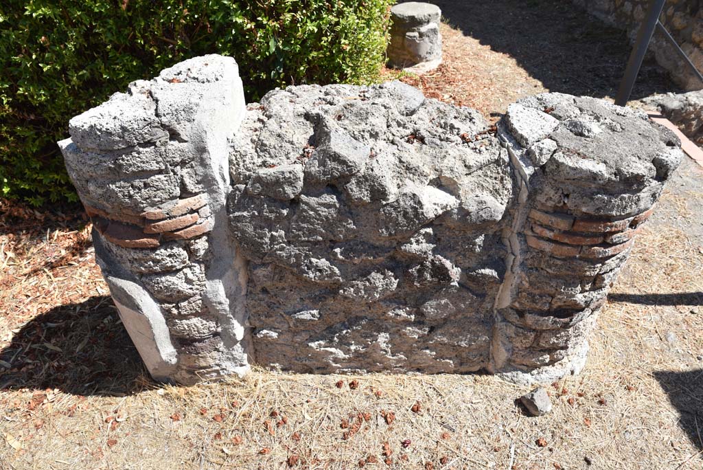 I.4.25 Pompeii. September 2020. Upper Peristyle 56, detail of wall (pluteus?) between columns, looking east.
Foto Tobias Busen, ERC Grant 681269 DCOR
