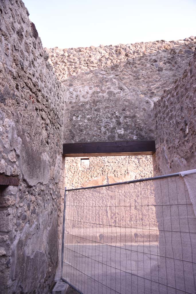 I.4.28 Pompeii. October 2019. Entrance corridor/fauces 28, looking south to entrance doorway. 
Foto Tobias Busen, ERC Grant 681269 DCOR.
