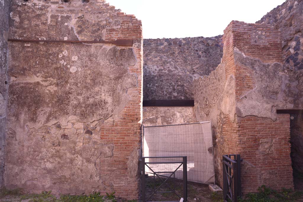 I.4.28 Pompeii. October 2019. Looking south in room 26 towards entrance corridor 28.
Foto Tobias Busen, ERC Grant 681269 DCOR.
