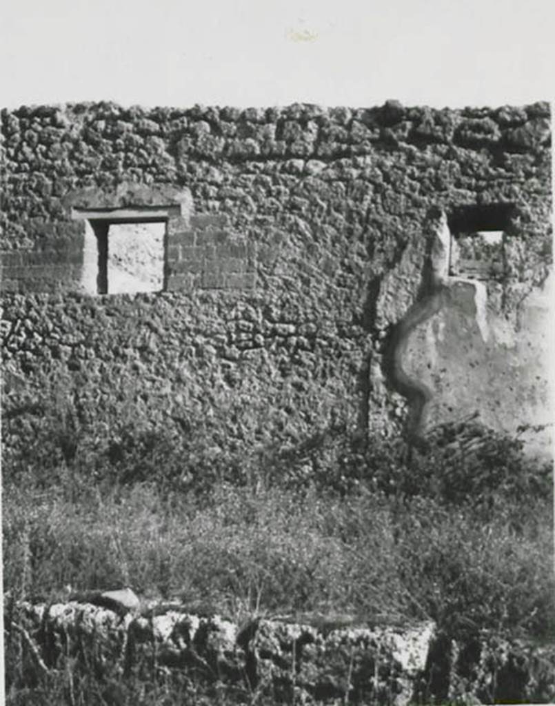 10502-warscher-codex-101-2-640.jpg
I.5.2 Pompeii. 1936, taken by Tatiana Warscher. Looking south towards front faade with two windows. See Warscher T., 1936. Codex Topographicus Pompeianus: Regio I.1, I.5. Rome: DAIR, whose copyright it remains. (no.22a)
