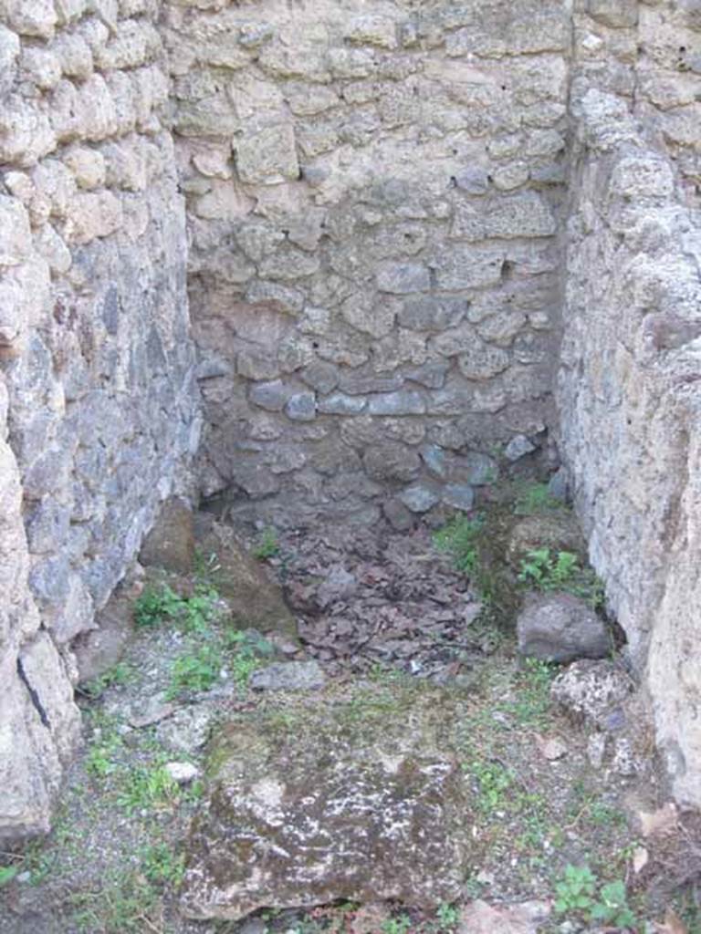 I.5.2 Pompeii. September 2010. Small area on south side of triclinium, against the west wall. Photo courtesy of Drew Baker.
